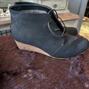 Super comfortable booties. Worn once.